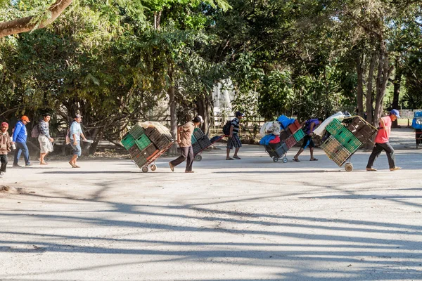 Chichen Itza Messico Feb 2016 Venditori Souvenir Arrivano Mattino Con — Foto Stock