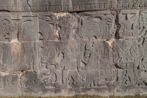 考古学的で偉大なボールのゲーム裁判所では 選手のレリーフ サイト チチェン イツァ メキシコ — ストック写真
