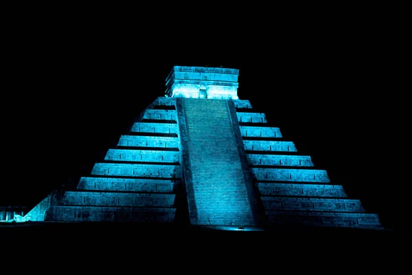 Ночной Вид Пирамиду Кукулкан Древнем Майянском Городе Чичен Ица Мексика — стоковое фото