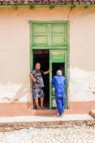 Trinidad Cuba Feb 2016 Dois Homens Locais Ficam Uma Porta — Fotografia de Stock