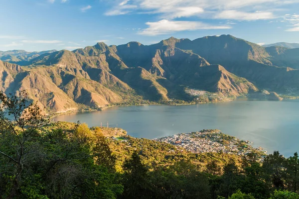 Guatemala göl Atitlan. San Pedro, resmi San Pedro volkan alınan en yakın köyüdür.