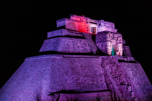 Antik Maya City Uxmal, Meksika (Piramide del adivino) sihirbaz her gece ışıklı piramit