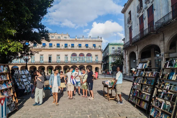 Havana, Küba - 20 Şubat 2016: Hediyelik eşya tezgahları Plaza de Armas Meydanı Havana '.