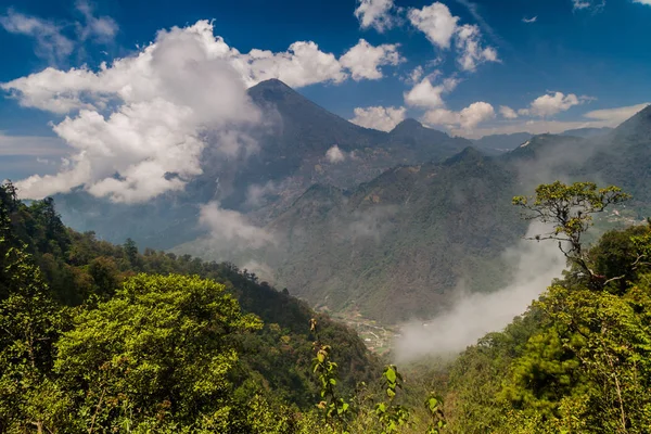 Santa Maria (solda) ve Cerro de Quemado (sağda) Volkanlar, Guatemala