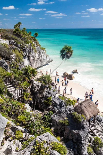 Tulum, Mexio - 29 Şubat 2016: Antik Maya şehir Tulum, Meksika kalıntıları altında sahilde turist