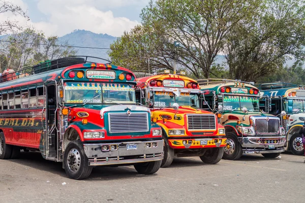 Antigua, Guatemala - 28 Mart 2016: Renkli tavuk otobüs, eski bize otobüs, okul, ana otobüs terminali Antigua Guatemala City'de sıralanır.