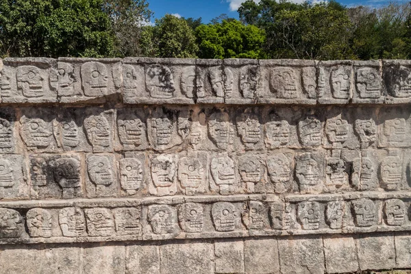 Calaveras Talladas Plataforma Sculls Sitio Arqueológico Chichén Itzá México —  Fotos de Stock