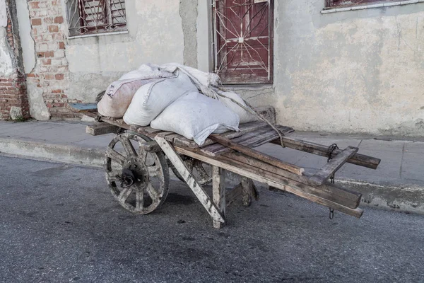 Camagüey, Cuba bir sokakta el arabası
