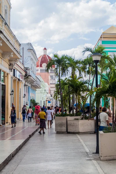 Cienfuegos Cuba Febrero 2016 Personas Una Calle Peatonal Cienfuegos Cuba — Foto de Stock