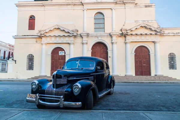 Cienfuegos, Cuba - 10 Şubat 2016: Vintage araba Chrysler Royal Parque Jose Marti Meydanı Cienfuegos, Cuba '. Catedral de la Purisima Concepcion kilise içinde belgili tanımlık geçmiş.