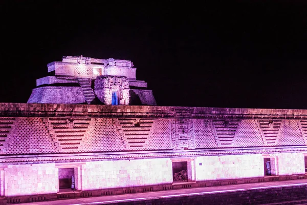 Monjas 古玛雅城市乌斯马尔遗址的修女四合院 Cuadrangulo 大楼的灯光秀 — 图库照片