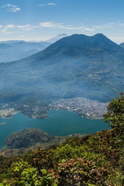 Guatemala, resmi San Pedro volkan alınan göl Atitlan. Volkan Toliman, Santiago Atitlan Köyü.