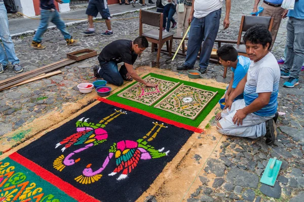 Antigua, Guatemala - 25 Mart 2016: İnsanlar şehirde Antigua Guatemala, Guatemala Paskalya halı süslemeleri.
