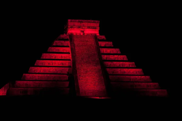 古代マヤ都市チチェン イツァ メキシコのククルカンのピラミッドの夜景 — ストック写真