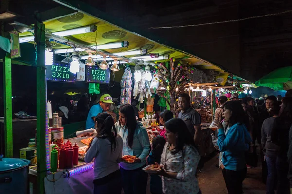 Antigua Guatemala Marzo 2016 Gente Come Los Puestos Comida Ciudad — Foto de Stock