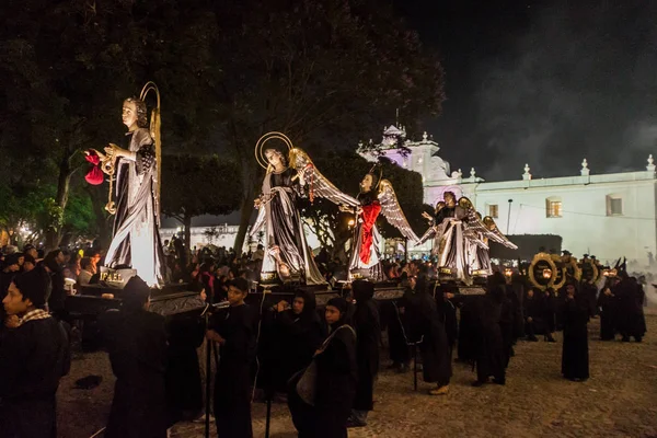 Antigua, Guatemala - 25 Mart 2016: Alay iyi Cuma günü katılımcıların Antigua Guatemala City büyük bir float taşımak.