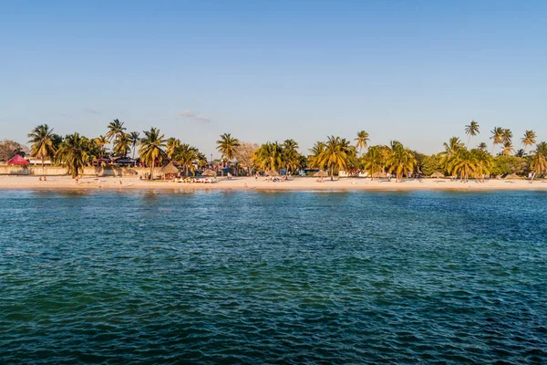 Playa Giron, Küba - 14 Şubat 2016: İnsanlar bir plajda Playa Giron Köyü, Küba.