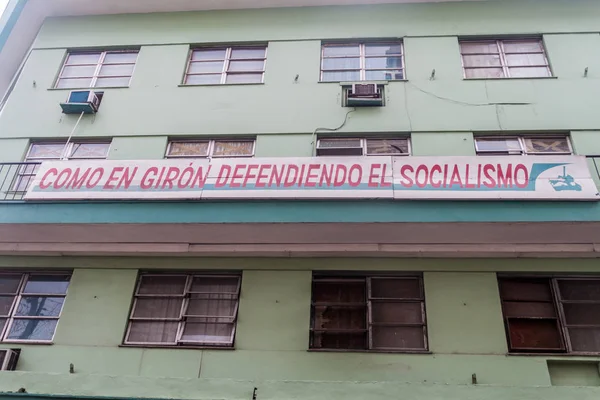Matanzas, Cuba - 16 Şubat 2016: Propaganda afişi Matanzas, Cuba ortasına. O says: Giron olduğu gibi sosyalizmi savunmak.