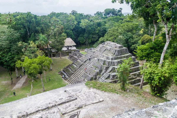 Yaxha, Guatemala - 12 Mart 2016: Kuzey Acropolis adlı arkeolojik kalıntıları Yaxha, Guatemala site