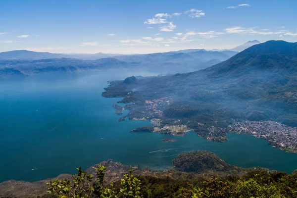 Guatemala, resmi San Pedro volkan alınan göl Atitlan. Volkanlar Cerro de Oro ve Toliman, Atitlan sağ tarafta, Santiago Atitlan Köyü.