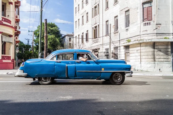 Havana, Küba - 21 Şubat 2016: Vintage araba Havana'da sokakta.