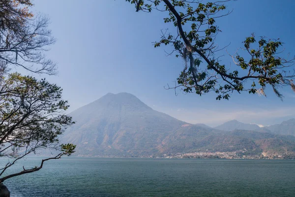 Atitlan göl ve San Pedro yanardağ, Guatemala