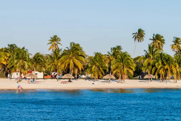 Playa Giron, Küba - 14 Şubat 2016: İnsanlar bir plajda Playa Giron Köyü, Küba.