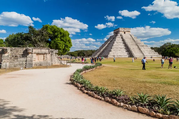 Chichen Itza, Meksika - 26 Şubat 2016: Turist kalabalığından arkeolojik sit Chichen Itza, tüylü yılan piramit ziyaret edin.
