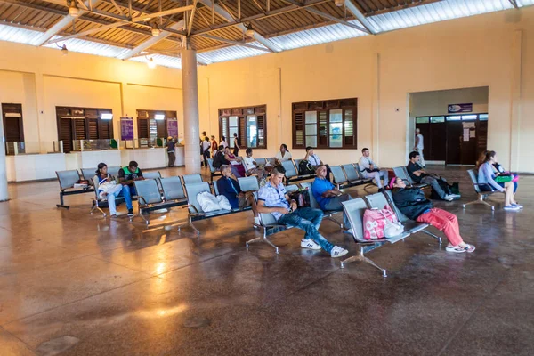 Santa Clara Cuba Febrero 2016 Gente Espera Una Estación Autobuses —  Fotos de Stock