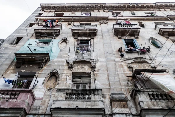 Havana, Küba - 23 Şubat 2016: Dökük Habana Vieja mahalle, Havana, Küba
