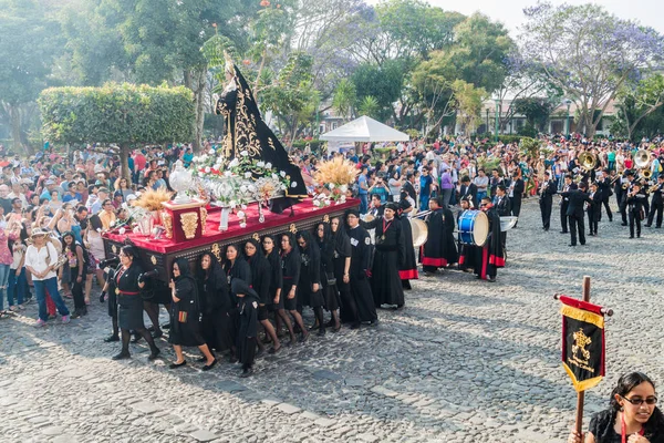 Antigua, Guatemala - 26 Mart 2016: Kutsal Cumartesi (siyah Cumartesi) alay katılımcıların şehirde Antigua Guatemala, Guatemala.
