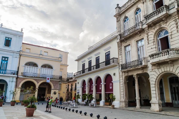 Havana, Küba - 20 Şubat 2016: Eski sömürge binaları Plaza Vieja Meydanı Havana Vieja '