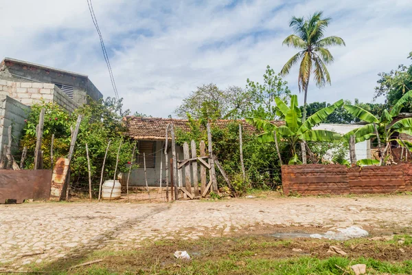 Görünümü bir çit Trinidad, Küba ve Arnavut kaldırımlı bir sokak.