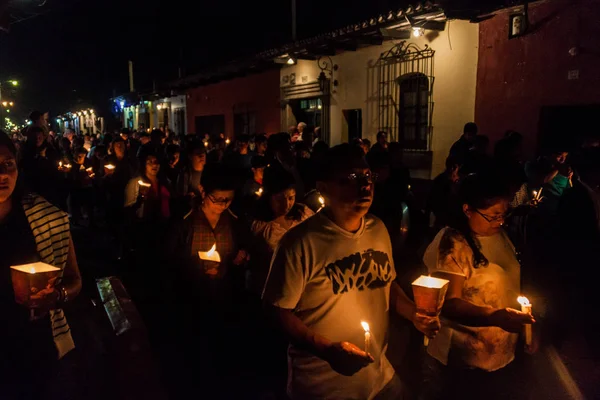 Antigua, Guatemala - 27 Mart 2016: Paskalya Pazar gece alayı katılımcıların Antigua Guatemala City.