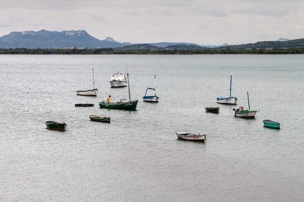 Gibara, Küba - 29 Ocak 2016: Tekneler bir Harbor Gibara Köyü, Küba