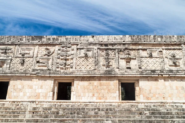 古代マヤの都市 メキシコのウシュマルの遺跡で複雑な修道女の四角形 Cuadrangulo Las Monjas 建物で詳細な彫刻 — ストック写真