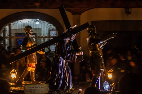 Antigua, Guatemala - 25 Mart 2016: İyi Cuma günü geçit katılımcılar Antigua Guatemala City tarafından yapılan büyük kayan nokta.