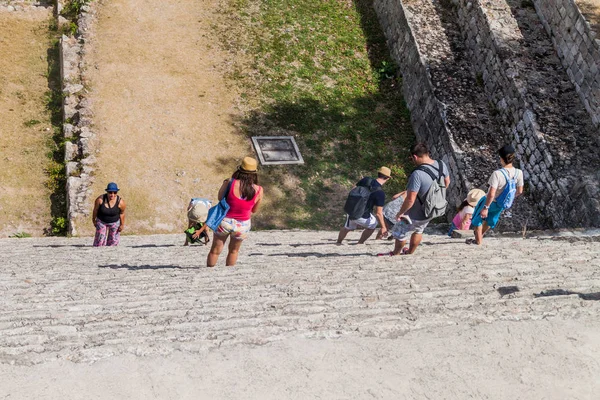 Uxmal, Meksika - 28 Şubat 2016: Antik Maya şehir Uxmal, Meksika kalıntıları, büyük piramit gelen turistler inerler