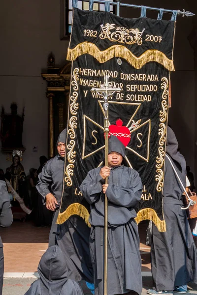 Antigua, Guatemala - 26 Mart 2016: Kutsal Cumartesi (siyah Cumartesi) alay katılımcıların şehirde Antigua Guatemala, Guatemala.