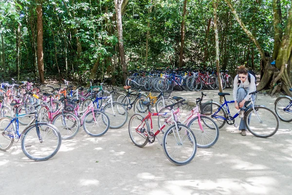 Coba México Marzo 2016 Alquiler Bicicletas Las Ruinas Ciudad Maya —  Fotos de Stock