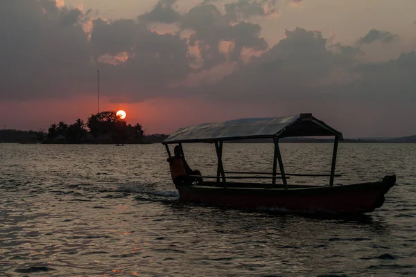 Tramonto Dietro Isolotto Santa Barbara Con Una Barca Che Attraversa — Foto Stock