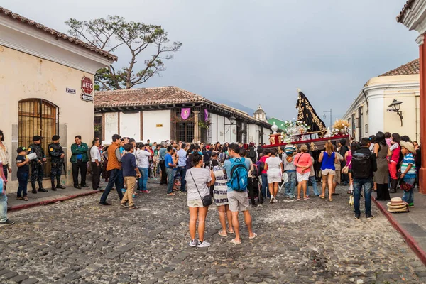 Antigua, Guatemala - 26 Mart 2016: Kalabalıklar kutsal Cumartesi (siyah Cumartesi) alay şehirde Antigua Guatemala, Guatemala izle.