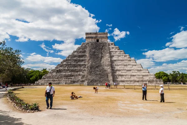 Chichen Itza, Meksika - 26 Şubat 2016: Turist kalabalığından arkeolojik sit Chichen Itza, tüylü yılan piramit ziyaret edin.