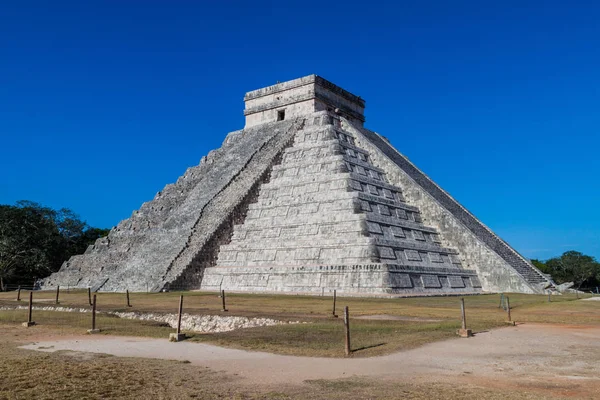 Maya arkeolojik sit Chichen Itza, Meksika içinde piramit tüylü yılan