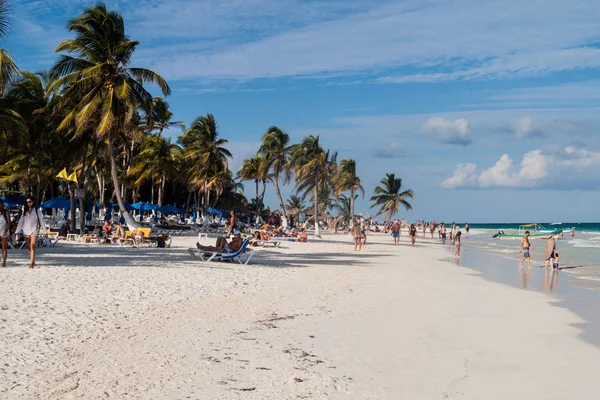Tulum, Mexio - 29 Şubat 2016: Turist Tulum, Meksika için Karayip kumsalın tadını çıkar