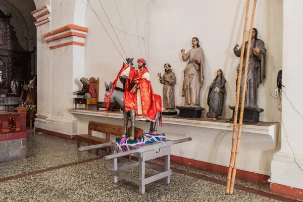 Santiago Atitlan, Guatemala - 24 Mart 2016: Santiago Atitlan bir kilisede Paskalya süsleri ile içinin.