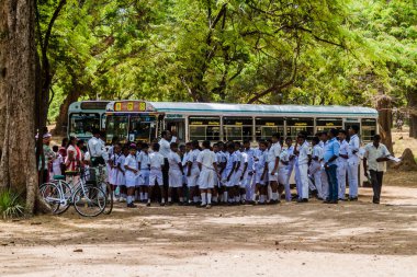 Polonnaruwa, Sri Lanka - 22 Temmuz 2016: Çocuklarda okul üniformaları antik şehir Polonnaruwa, Sri Lanka ziyaret edin
