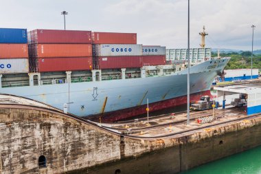 Gatun, Panama - 29 Mayıs 2016: konteyner gemisi Cosco Boston Gatun kilitler ve Panama Kanalı bir parçası geçiyor.