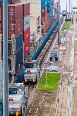Gatun, Panama - 29 Mayıs 2016: konteyner gemisi Seaspan verimliliği Gatun kilitler ve Panama Kanalı bir parçası geçiyor
