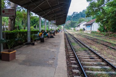 Ella, Sri Lanka - 15 Temmuz 2016: Tren İstasyonu Ella Köyü.